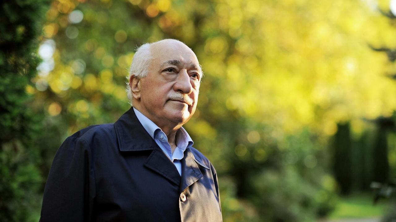 Schuld an allem Übel in der Türkei ? - Ex-Freund und Erzfeind des Staatspräsidenten Erdoğan: der Prediger Fethullah Gülen, der heute in den USA lebt. Schuld an allem Übel in der Türkei ? - Ex-Freund und Erzfeind des Staatspräsidenten Erdoğan: der Prediger Fethullah Gülen, der heute in den USA lebt.