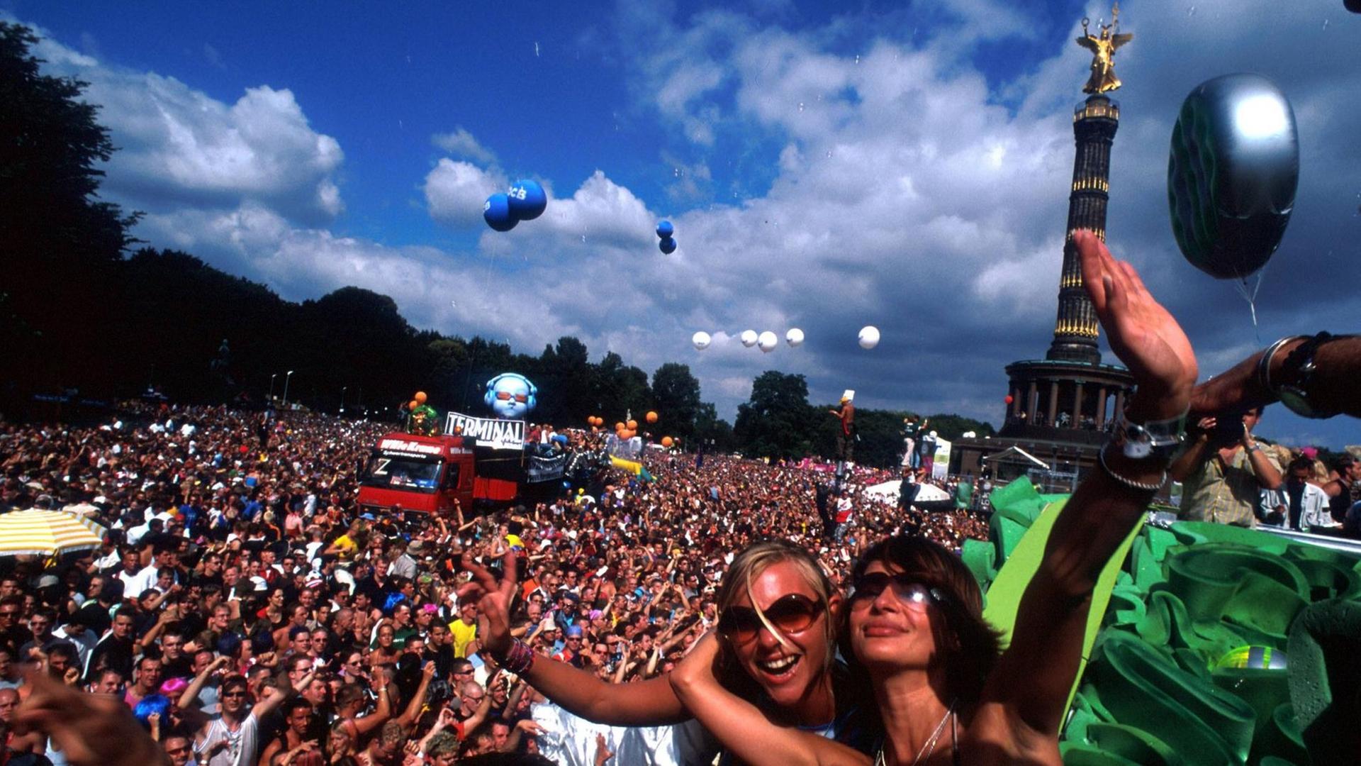 Raver vor der Siegessäule anlässlich der Love Parade 2001 in Berlin-Tiergarten. Das Foto zeigt den Techno-Umzug mit Hunderttausenden von Menschen im Juli 2001 in Berlin. Raver vor der Siegessäule anlässlich der Love Parade 2001 in Berlin-Tiergarten. Das Foto zeigt den Techno-Umzug mit Hunderttausenden von Menschen im Juli 2001 in Berlin.