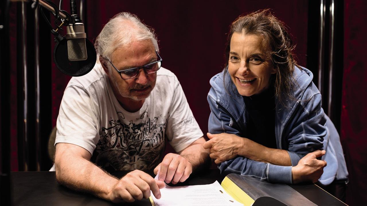 Werner Cee und Isabel Karajan beratend über dem Manuskript während der Aufnahmen im Studio