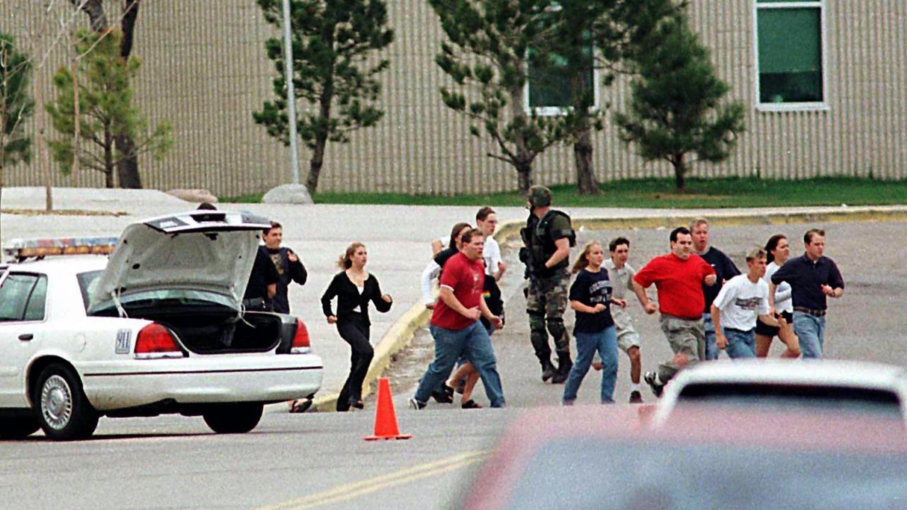 Von Polizisten geschützt rennen Schüler am 20.4.1999 in Littleton, Colorado aus der Columbine High School. Von Polizisten geschützt rennen Schüler am 20.4.1999 in Littleton, Colorado aus der Columbine High School.