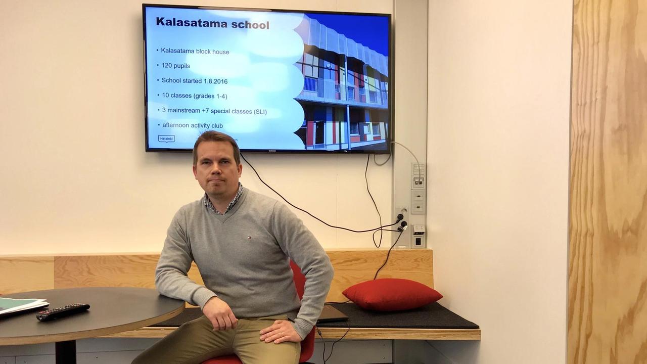 Jukka Ihaloinen, Rektor der Grundschule in Kalasatama: "Auf unserem Dach sind Solarzellen". Jukka Ihaloinen, Rektor der Grundschule in Kalasatama: "Auf unserem Dach sind Solarzellen".