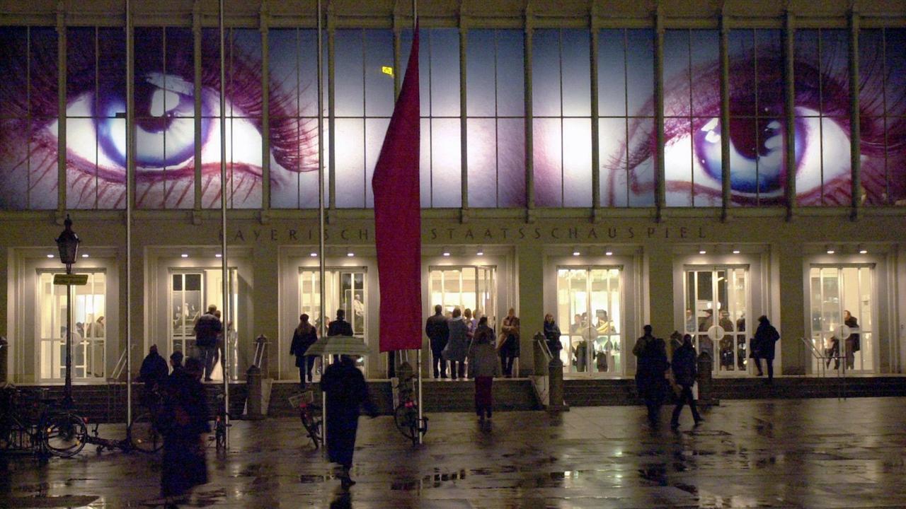 Die 23 Meter große Installation ist ein Kunstwerk von Elisabeth Brockmann und heißt "Digitaler Blick". (Über der Eingangstür des Bayerischen Staatsschauspiels in München leuchten 9.2.2000) Die 23 Meter große Installation ist ein Kunstwerk von Elisabeth Brockmann und heißt "Digitaler Blick". (Über der Eingangstür des Bayerischen Staatsschauspiels in München leuchten 9.2.2000)