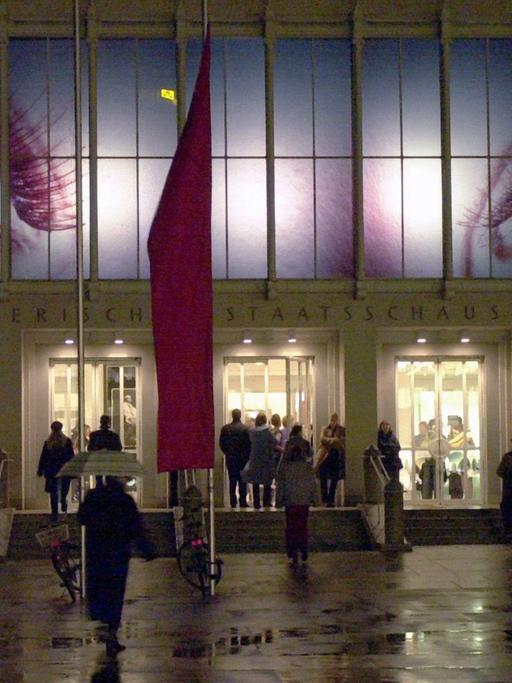 Die 23 Meter große Installation ist ein Kunstwerk von Elisabeth Brockmann und heißt "Digitaler Blick". (Über der Eingangstür des Bayerischen Staatsschauspiels in München leuchten 9.2.2000)