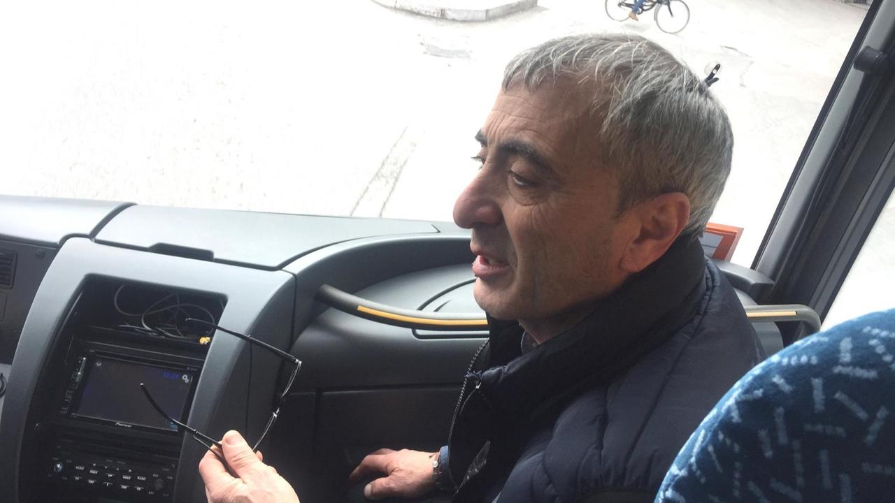 Busfahrer Giuseppe Senatore sitzt vorne und redet. Busfahrer Giuseppe Senatore sitzt vorne und redet.