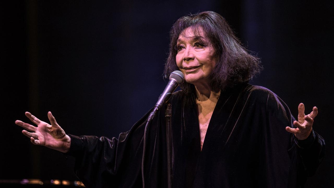 Bei dem letzten Konzert auf ihrer Abschiedstournee steht die französische Sängerin Juliette Greco am 27.11.2015 in Frankfurt am Main (Hessen) auf der Bühne der Alten Oper. Mit dem Konzert verabschiedet sich die 88-jährige von ihren Fans. Foto: Boris Roessler/dpa Bei dem letzten Konzert auf ihrer Abschiedstournee steht die französische Sängerin Juliette Greco am 27.11.2015 in Frankfurt am Main (Hessen) auf der Bühne der Alten Oper. Mit dem Konzert verabschiedet sich die 88-jährige von ihren Fans. Foto: Boris Roessler/dpa