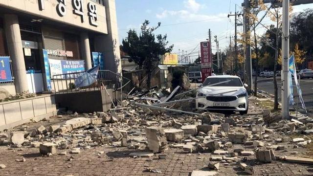 Beschädigtes Gebäude in Pohang, Südkorea nach dem Erdbeben vom 15.11.2017 (171115) -- SEOUL, Nov. 15, 2017 -- A damaged building is seen in Pohang, South Korea, on Nov. 15, 2017. An earthquake of 5.4 magnitude struck an area in southeast South Korea, the country s weather agency said on Wednesday. ) (swt) SOUTH KOREA-POHANG-EARTHQUAKE NEWSIS PUBLICATIONxNOTxINxCHN
