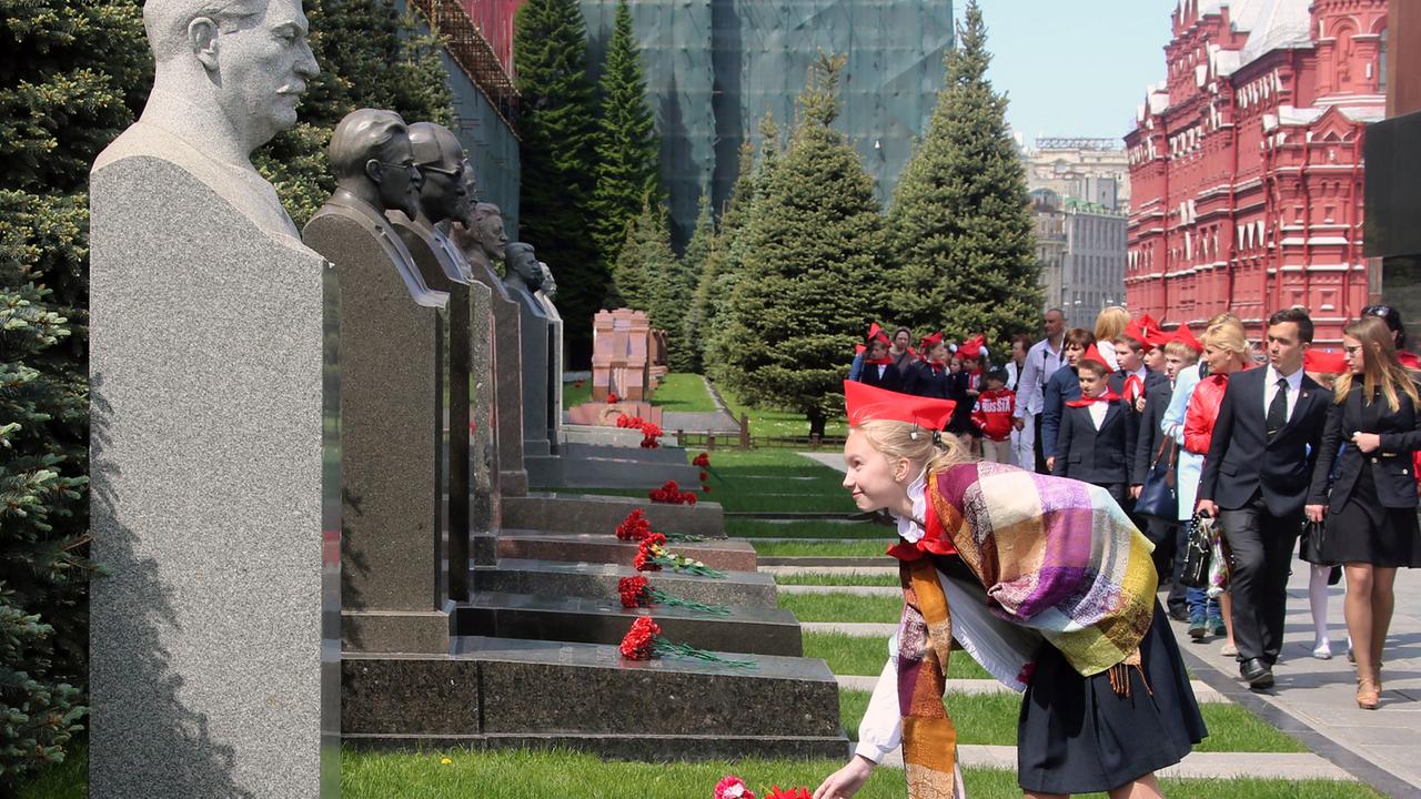 Eine Schülerin legt Blumen vor einer Stalin-Büste in Moskau ab. Eine Schülerin legt Blumen vor einer Stalin-Büste in Moskau ab.