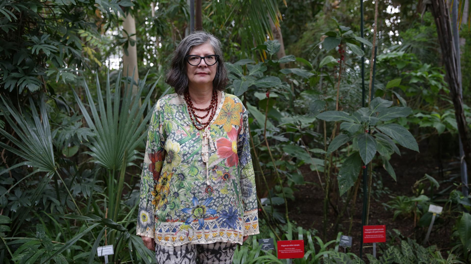 Die Künstlerin Maria Thereza Alves im Botanischen Garten Berlin Die Künstlerin Maria Thereza Alves im Botanischen Garten Berlin