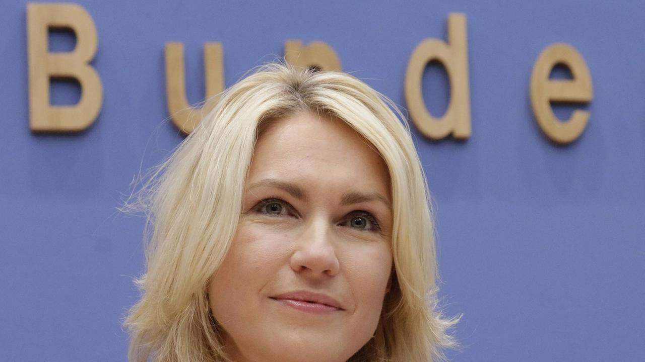 Manuela Schwesig, Bundesministerin für Familie, hier in der Bundespressekonferenz Manuela Schwesig, Bundesministerin für Familie, hier in der Bundespressekonferenz