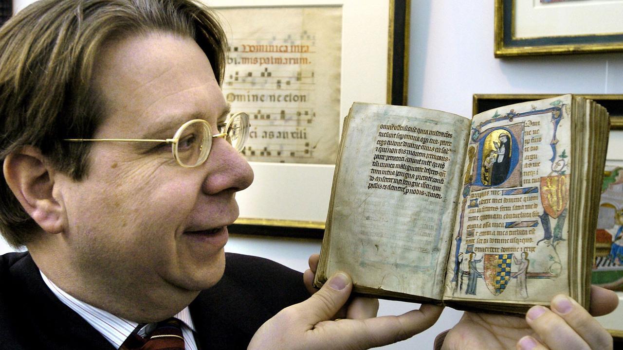 Antiquar Jörn Günther präsentiert auf der Stuttgarter Antiquariatsmesse 2004 das Corbet-Stundenbuch, eine illuminierte Handschrift auf Pergament. Es ist um 1325 bis 1330 in England entstanden und wird für 650.000 Euro angeboten.