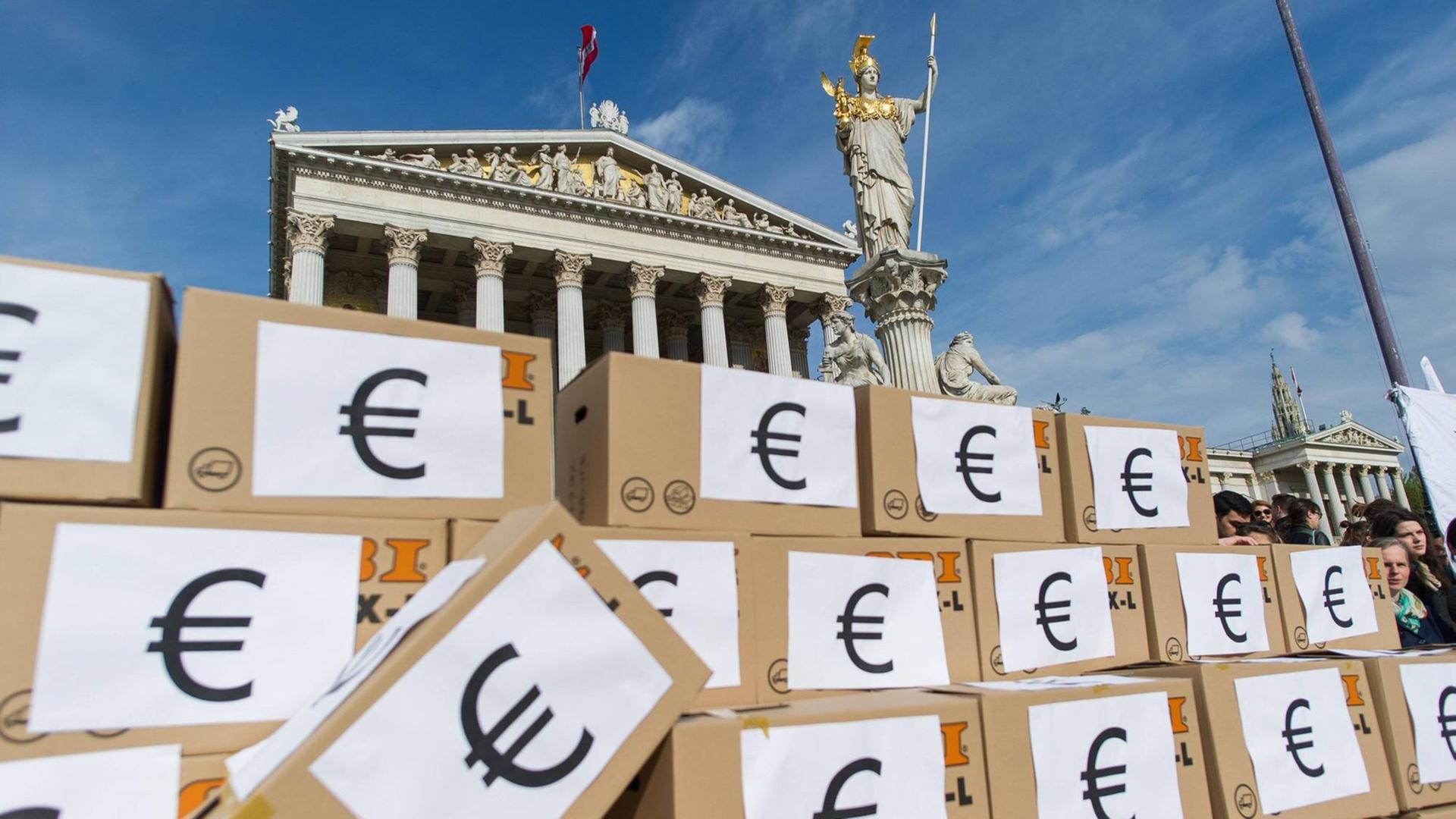 Demonstranten haben in Wien Kartons zu einer Mauer aufgestapelt, auf denen das Eurozeichen prangt. Demonstranten haben in Wien Kartons zu einer Mauer aufgestapelt, auf denen das Eurozeichen prangt.