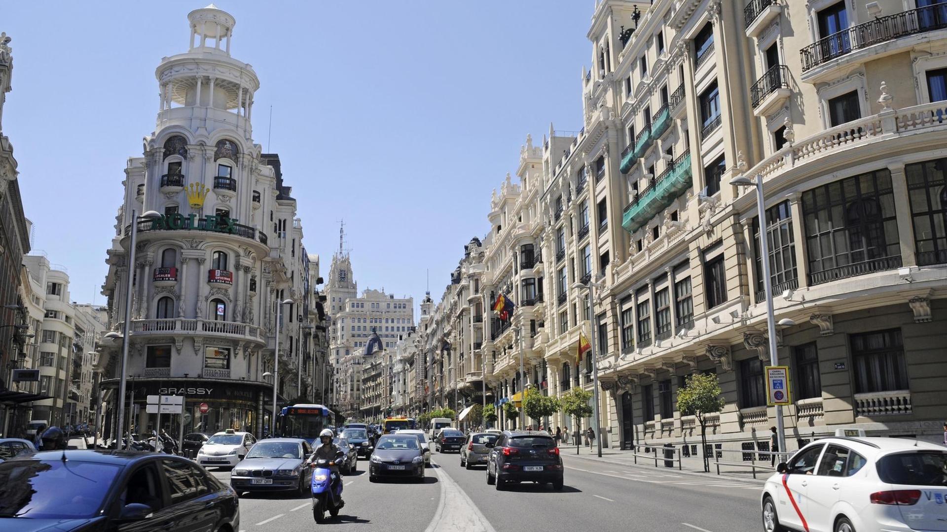 Verkehr auf der Prachtstraße Gran Via in Madrid. Verkehr auf der Prachtstraße Gran Via in Madrid.