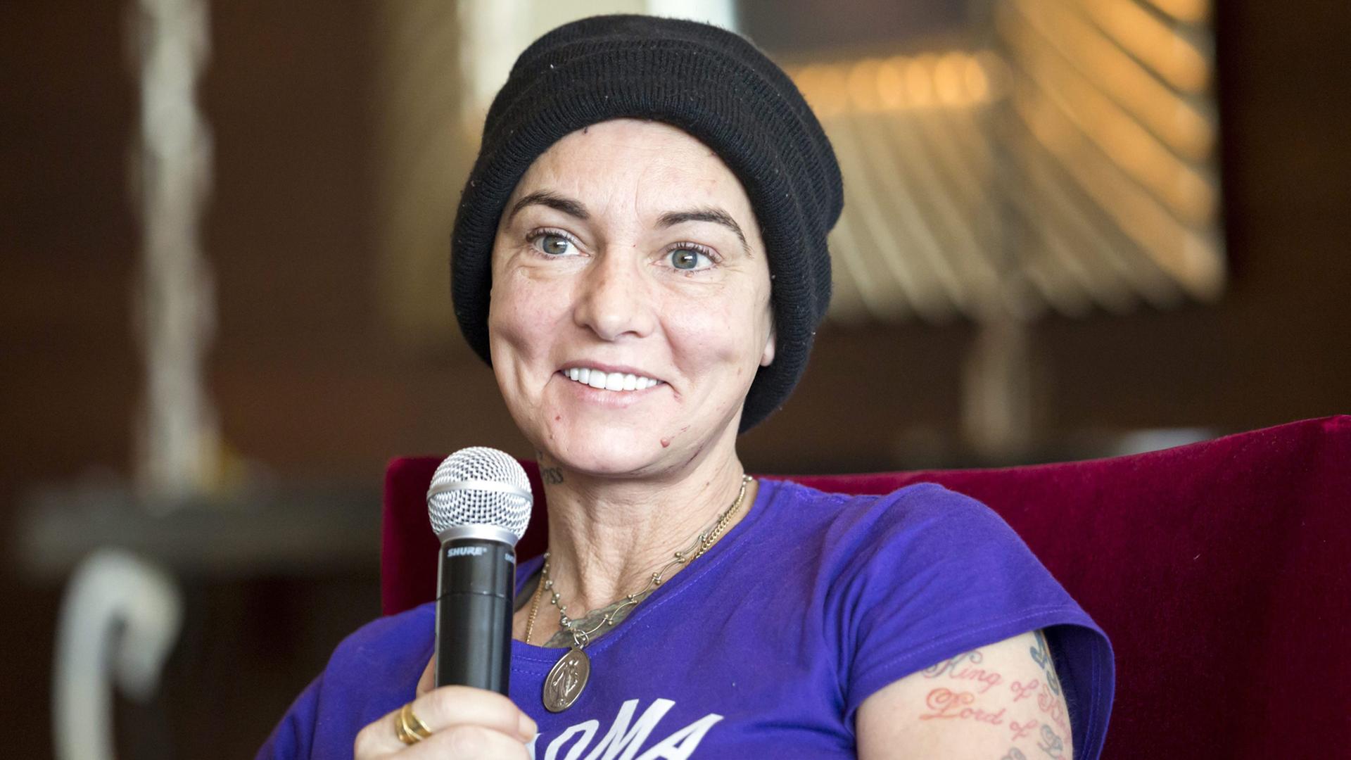 Die irische Sängerin Sinead O'Connor vor einem Auftritt in Budapest. Die irische Sängerin Sinead O'Connor vor einem Auftritt in Budapest.