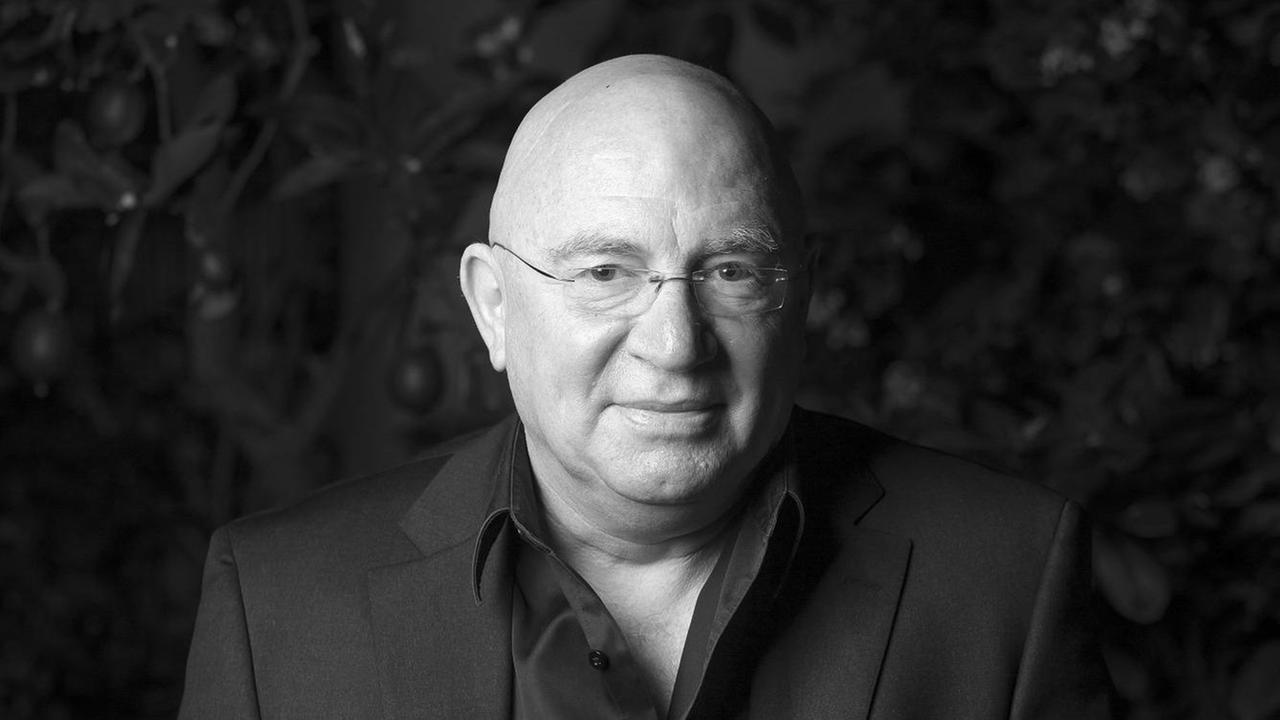 Carlo Strenger in einem schwarz-weiß konvertierten Porträtbild aus dem Jahr 2016. Er trägt eine Brille und schaut konzentriert und nachdenklich Richtung Betrachter. Carlo Strenger in einem schwarz-weiß konvertierten Porträtbild aus dem Jahr 2016. Er trägt eine Brille und schaut konzentriert und nachdenklich Richtung Betrachter.