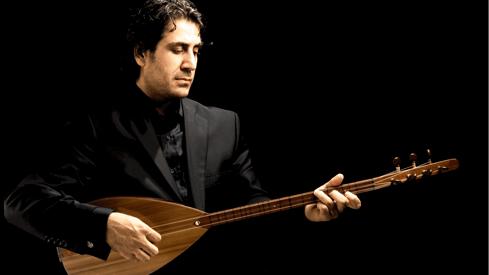 Der Bağlama-Virtuose und Komponist Erdal Akkaya