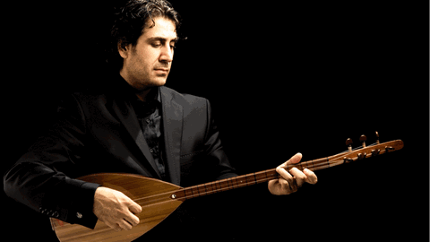 Der Bağlama-Virtuose und Komponist Erdal Akkaya