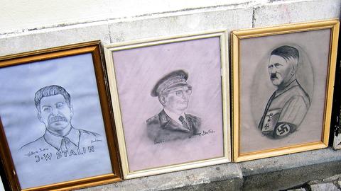 Zeichnungen, die Stalin und Hitler zeigen, werden auf einem Flohmarkt in Ljubljana angeboten.
