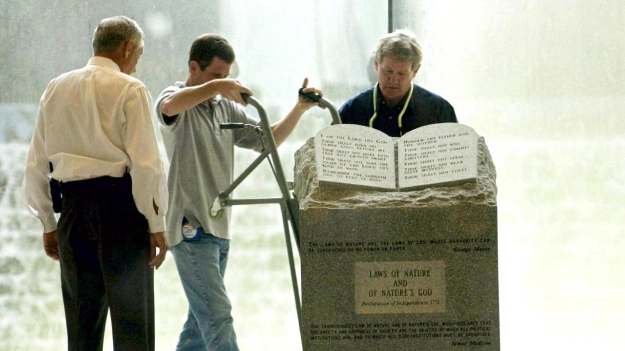 Arbeiter transportieren am 27.8.2003 das zweieinhalb Tonnen schwere Granitmonument mit den Zehn Geboten, das Roy Moore, Vorsitzender des Obersten Gerichtes in Alabama, in einer Nacht- und Nebelaktion vor zwei Jahren in der Lobby seines Gerichtsgebäudes in Montgomery aufbauen ließ, aus dem Gericht. Arbeiter transportieren am 27.8.2003 das zweieinhalb Tonnen schwere Granitmonument mit den Zehn Geboten, das Roy Moore, Vorsitzender des Obersten Gerichtes in Alabama, in einer Nacht- und Nebelaktion vor zwei Jahren in der Lobby seines Gerichtsgebäudes in Montgomery aufbauen ließ, aus dem Gericht.