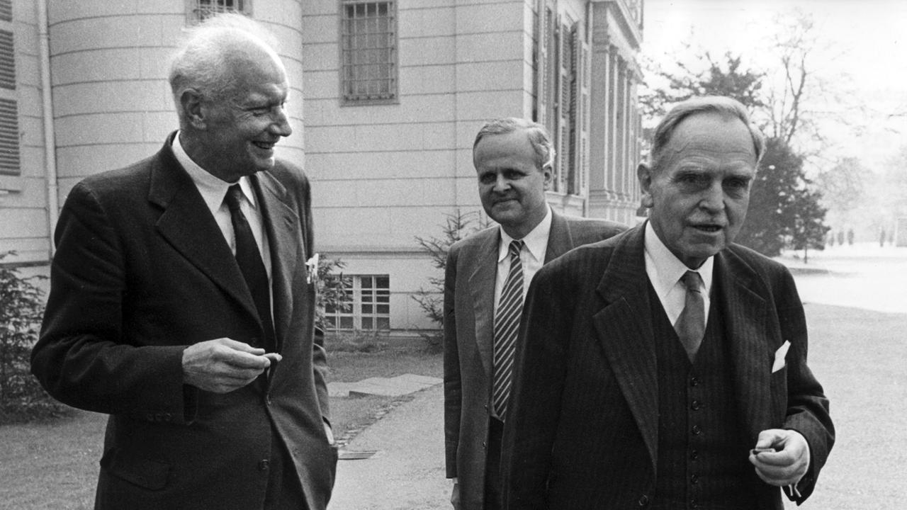 Die Atomforscher Walter Gerlach (links), Karl Friedrich von Weizsäcker und Otto Hahn (rechts) treffen am 17.4.1957 im Bonner Palais Schaumburg zu einem Gespräch mit Bundeskanzler Konrad Adenauer ein.