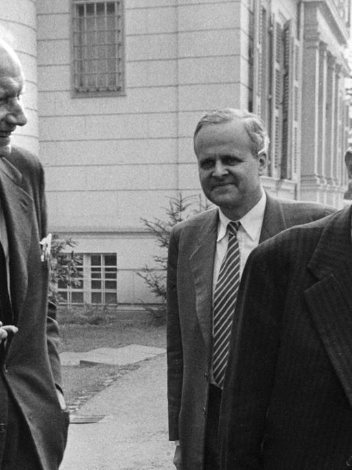 Die Atomforscher Walter Gerlach (links), Karl Friedrich von Weizsäcker und Otto Hahn (rechts) treffen am 17.4.1957 im Bonner Palais Schaumburg zu einem Gespräch mit Bundeskanzler Konrad Adenauer ein.