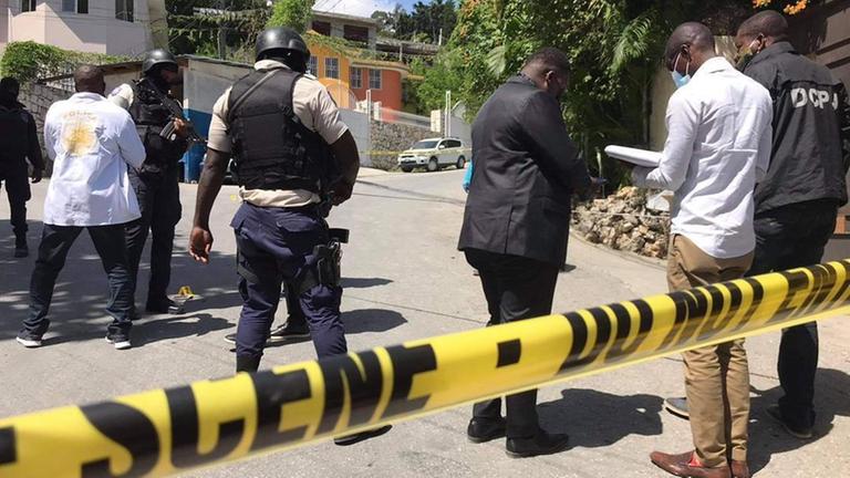 7. Juli 2021: Nach dem tödlichen Anschlag auf den haitianischen Präsidenten Jovenel Moise inspizieren Sicherheitskräfte den Tatort in Port-au-Prince. 