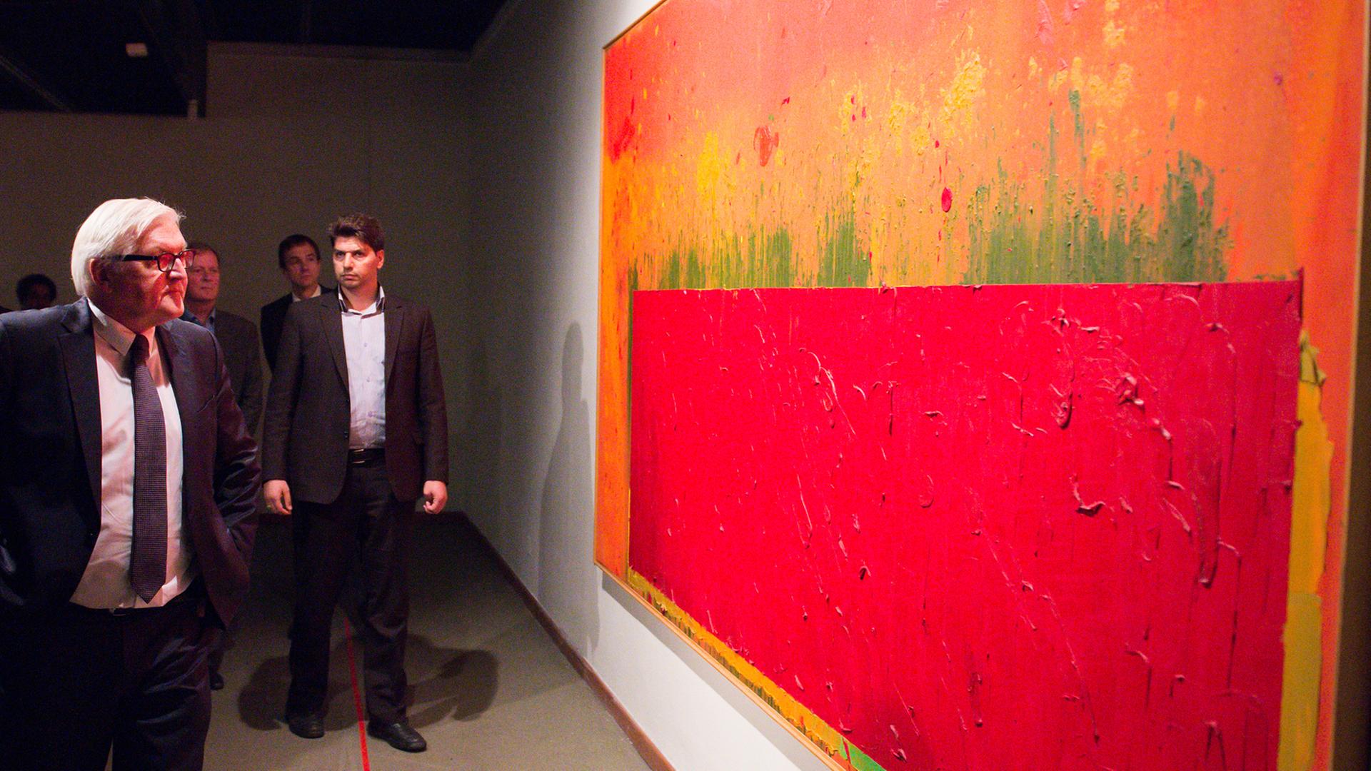 Außenminister Frank-Walter Steinmeier (SPD) besucht am 17.10.2015 das Tehran Museum of Contemporary Art (TMOCA) in Teheran und schaut sich ein Gemälde von John Hoyland an. Außenminister Frank-Walter Steinmeier (SPD) besucht am 17.10.2015 das Tehran Museum of Contemporary Art (TMOCA) in Teheran und schaut sich ein Gemälde von John Hoyland an.