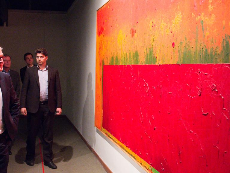 Außenminister Frank-Walter Steinmeier (SPD) besucht am 17.10.2015 das Tehran Museum of Contemporary Art (TMOCA) in Teheran und schaut sich ein Gemälde von John Hoyland an.