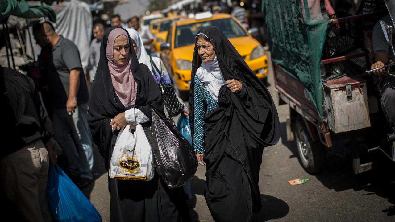 Frauen kaufen am 23.09.2017 auf einem Markt in Kirkuk (Irak) ein. Die Stadt wird am 25. September an einem Referendum, dass über einen unabhängigen, kurdischen Staat im Nordirak entscheiden soll, teilnehmen. Foto: Oliver Weiken/dpa | Verwendung weltweit