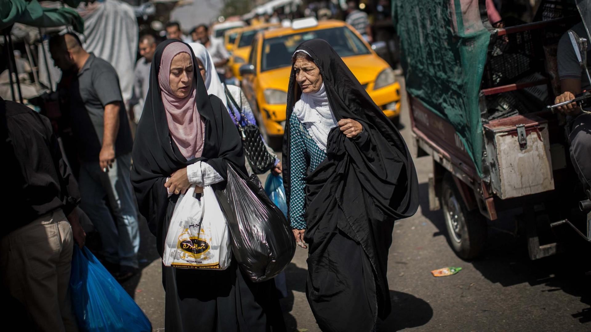 Frauen kaufen am 23.09.2017 auf einem Markt in Kirkuk (Irak) ein. Die Stadt wird am 25. September an einem Referendum, dass über einen unabhängigen, kurdischen Staat im Nordirak entscheiden soll, teilnehmen. Foto: Oliver Weiken/dpa | Verwendung weltweit Frauen kaufen am 23.09.2017 auf einem Markt in Kirkuk (Irak) ein. Die Stadt wird am 25. September an einem Referendum, dass über einen unabhängigen, kurdischen Staat im Nordirak entscheiden soll, teilnehmen. Foto: Oliver Weiken/dpa | Verwendung weltweit