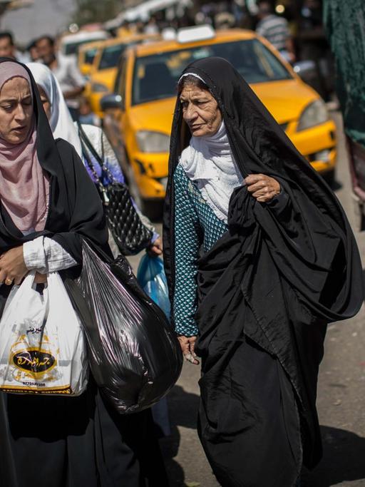 Frauen kaufen am 23.09.2017 auf einem Markt in Kirkuk (Irak) ein. Die Stadt wird am 25. September an einem Referendum, dass über einen unabhängigen, kurdischen Staat im Nordirak entscheiden soll, teilnehmen. Foto: Oliver Weiken/dpa | Verwendung weltweit