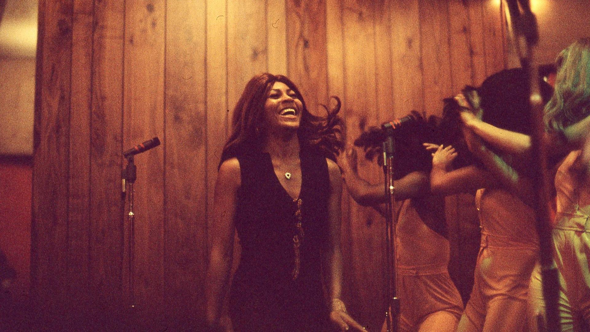 Filmszene aus "Tina": Tina Turner und The Ikettes im Tonstudio, 1973 Filmszene aus "Tina": Tina Turner und The Ikettes im Tonstudio, 1973