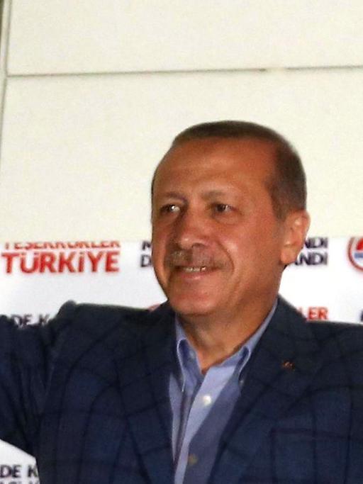 Der türkische Ministerpräsident Recep Tayyip Erdogan feiert seinen Sieg bei der Präsidetenwahl.