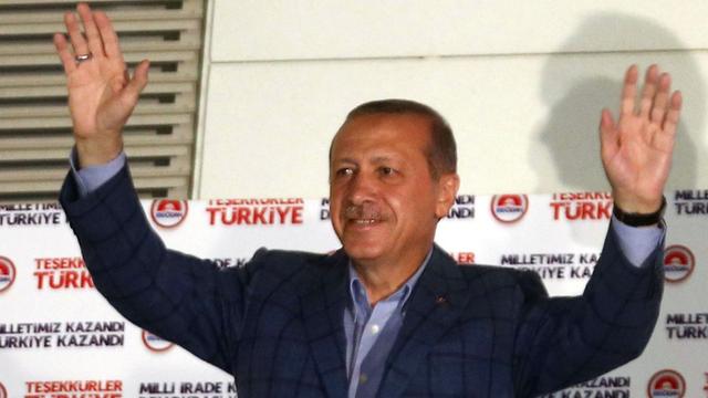 Der türkische Ministerpräsident Recep Tayyip Erdogan feiert seinen Sieg bei der Präsidetenwahl.