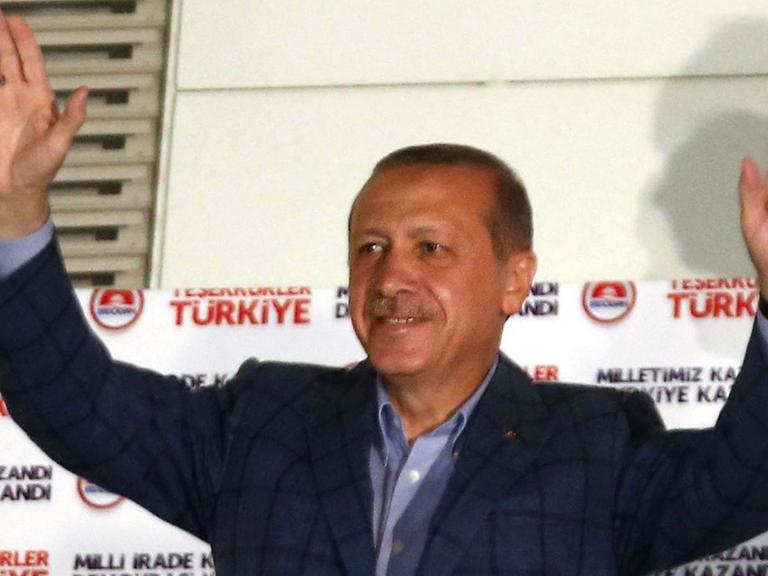 Der türkische Ministerpräsident Recep Tayyip Erdogan feiert seinen Sieg bei der Präsidetenwahl.