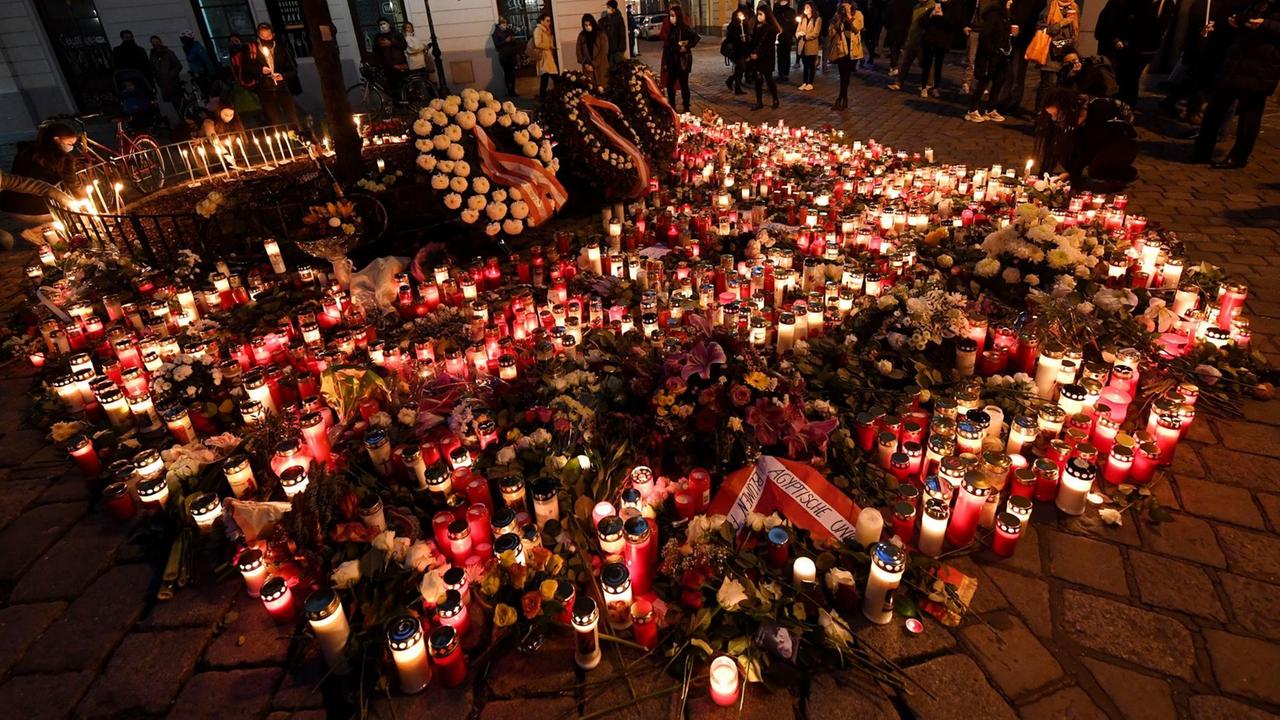 Menschen vor einem Kerzen- und Blumenmeer an einem der Tatorte im Bereich der Seitenstettengasse in der Wiener Innenstadt am Donnerstag, Österreich, 5. November 2020. Menschen vor einem Kerzen- und Blumenmeer an einem der Tatorte im Bereich der Seitenstettengasse in der Wiener Innenstadt am Donnerstag, Österreich, 5. November 2020.