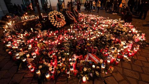Menschen vor einem Kerzen- und Blumenmeer an einem der Tatorte im Bereich der Seitenstettengasse in der Wiener Innenstadt am Donnerstag, Österreich, 5. November 2020.