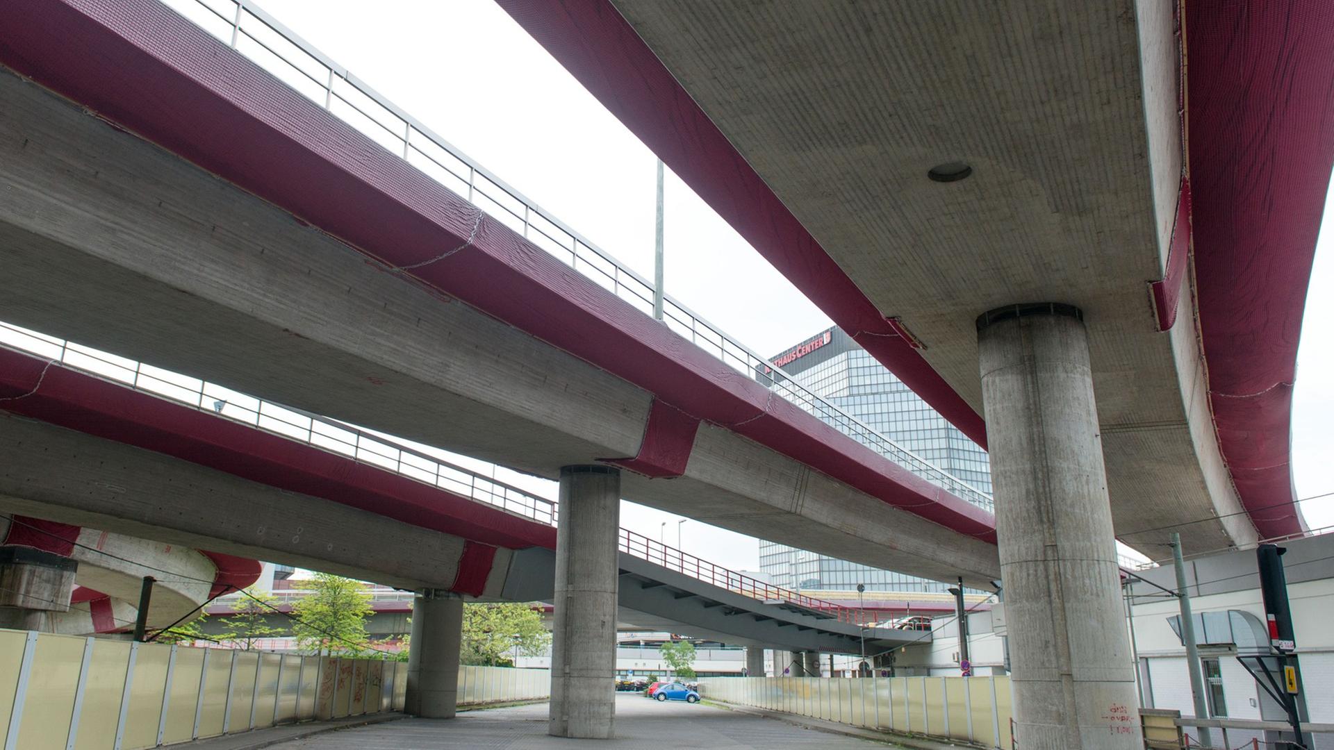 Blick auf einen Brückenabschnitt der Hochstraße in Ludwigshafen. Die Hochstraße leitet den Verkehr aus der Pfalz bis nach Mannheim und ist eine wichtige Durchgangsstraße, die mittlerweile marode ist und saniert werden muss. Blick auf einen Brückenabschnitt der Hochstraße in Ludwigshafen. Die Hochstraße leitet den Verkehr aus der Pfalz bis nach Mannheim und ist eine wichtige Durchgangsstraße, die mittlerweile marode ist und saniert werden muss.