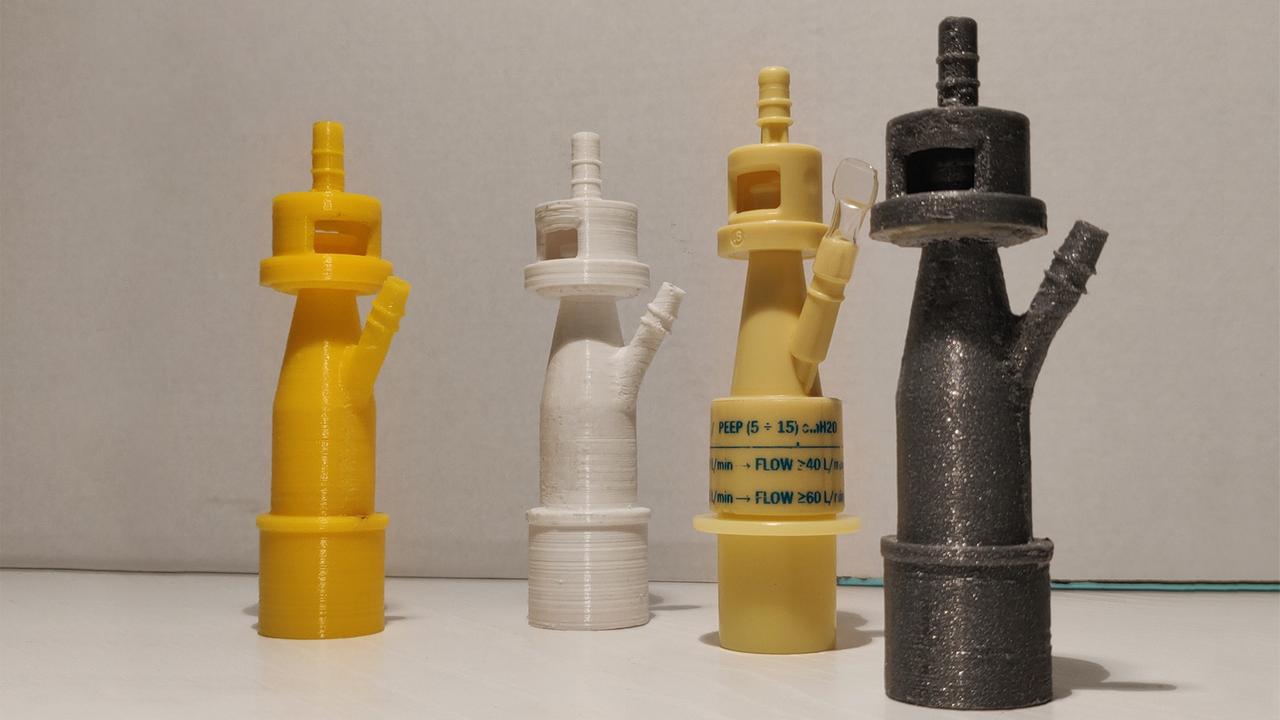 Gelbe, weiße und braune Plastikventile aus dem 3D-Drucker stehen nebeneinander.