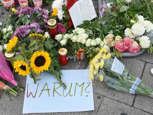 Ein Schild mit der Aufschrift "Warum" liegt nahe des Olympia-Einkaufszentrums in München, wo ein Amokläufer neun Menschen erschossen hat.