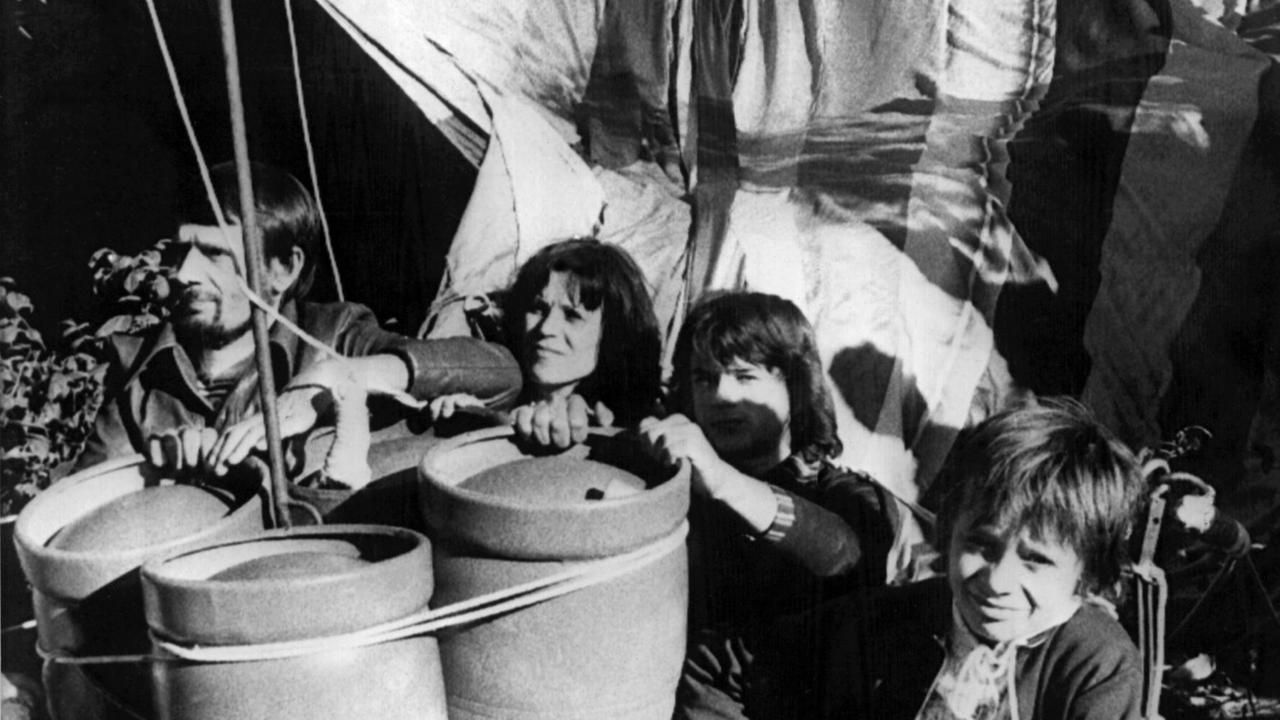Die Familie Strelzyk mit einem Heißluftballon 1979, mit dem sie eine Flucht aus der DDR unternommen hatte. (16.09.79) Die Familie Strelzyk mit einem Heißluftballon 1979, mit dem sie eine Flucht aus der DDR unternommen hatte. (16.09.79)