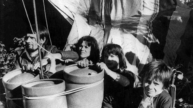 Die Familie Strelzyk mit einem Heißluftballon 1979, mit dem sie eine Flucht aus der DDR unternommen hatte. (16.09.79)