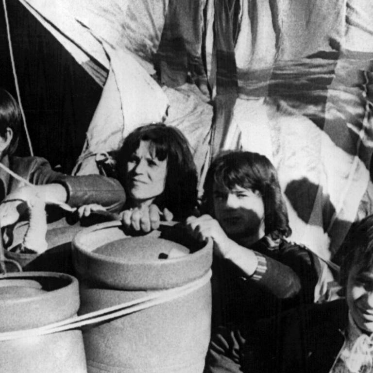 Die Familie Strelzyk mit einem Heißluftballon 1979, mit dem sie eine Flucht aus der DDR unternommen hatte. (16.09.79)


