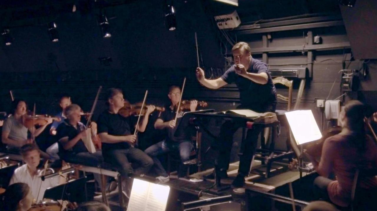 Dirigent Christian Thielemann ist im Orchestergraben des Festspielhauses in Bayreuth zu sehen. Er blickt konzentriert zu den Musikern vor ihm.