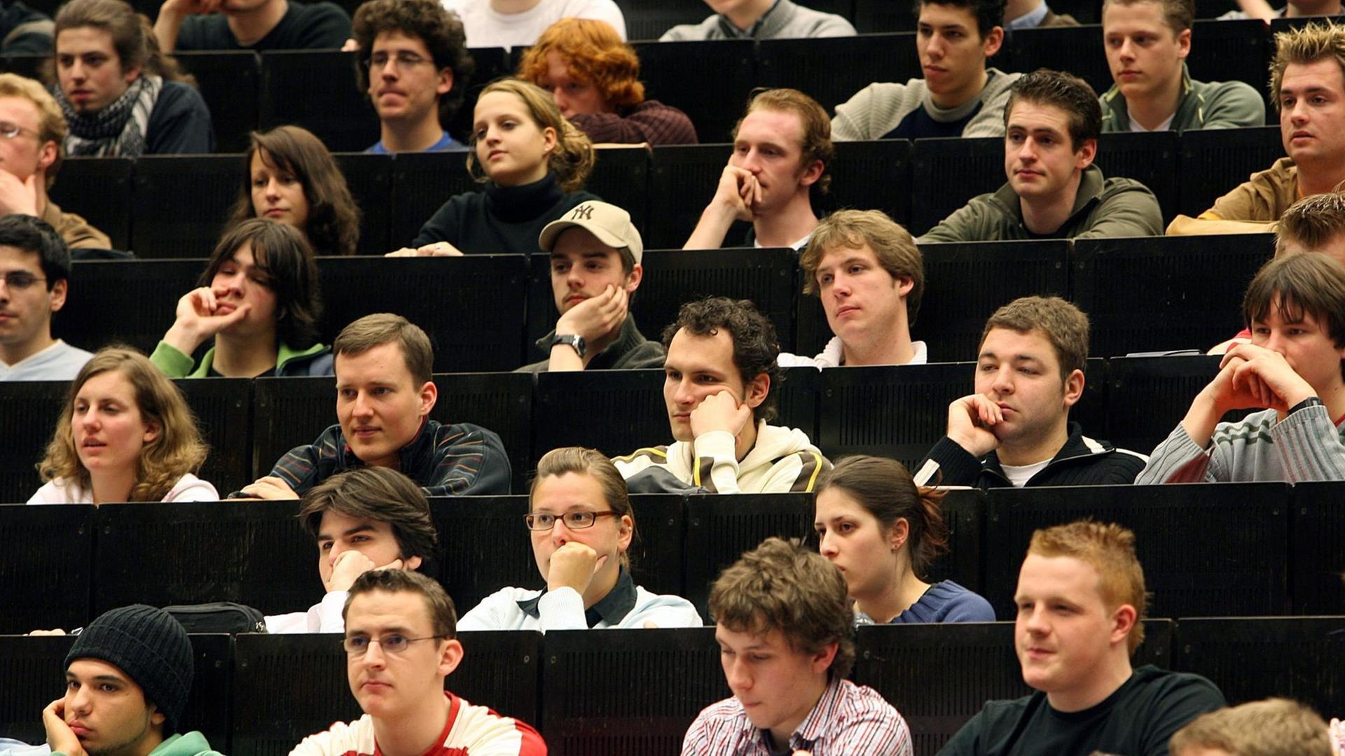 Studenten an der Rheinisch-Westfälischen Technischen Hochschule (RWTH) Aachen verfolgen eine Vorlesung im Fach Maschinenbau. Studenten an der Rheinisch-Westfälischen Technischen Hochschule (RWTH) Aachen verfolgen eine Vorlesung im Fach Maschinenbau.
