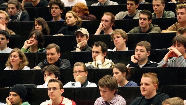 Studenten an der Rheinisch-Westfälischen Technischen Hochschule (RWTH) Aachen verfolgen eine Vorlesung im Fach Maschinenbau.
