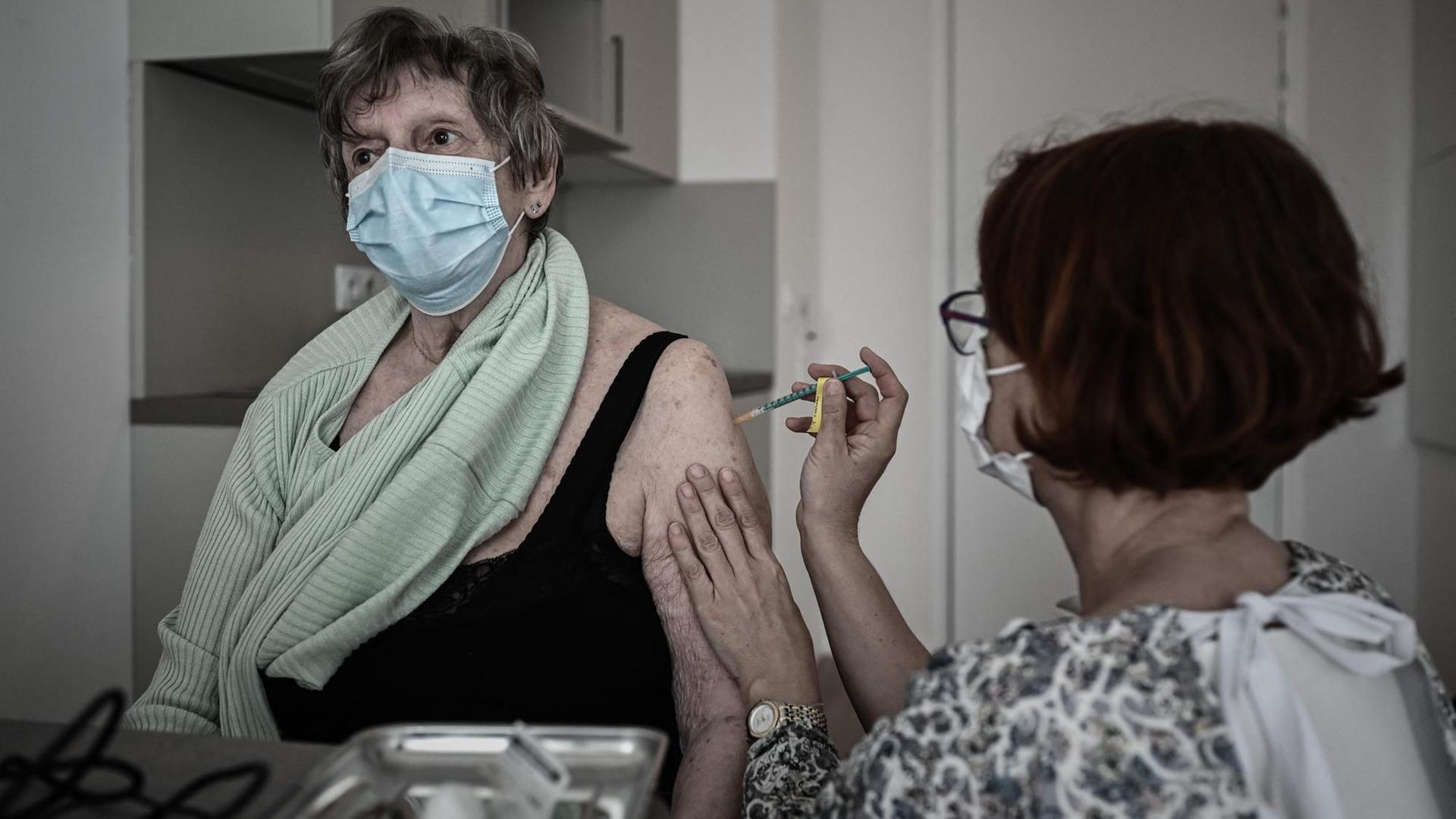 Eine französische Seniorin wird geimpft. Eine französische Seniorin wird geimpft.