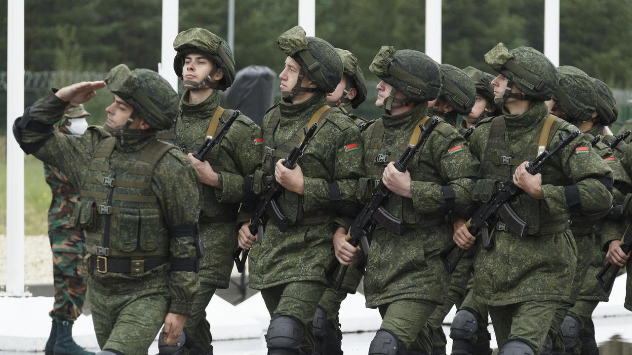 Belarussische Soldaten vor dem gemeinsamen Militärmanöver mit Russland in Mulino.