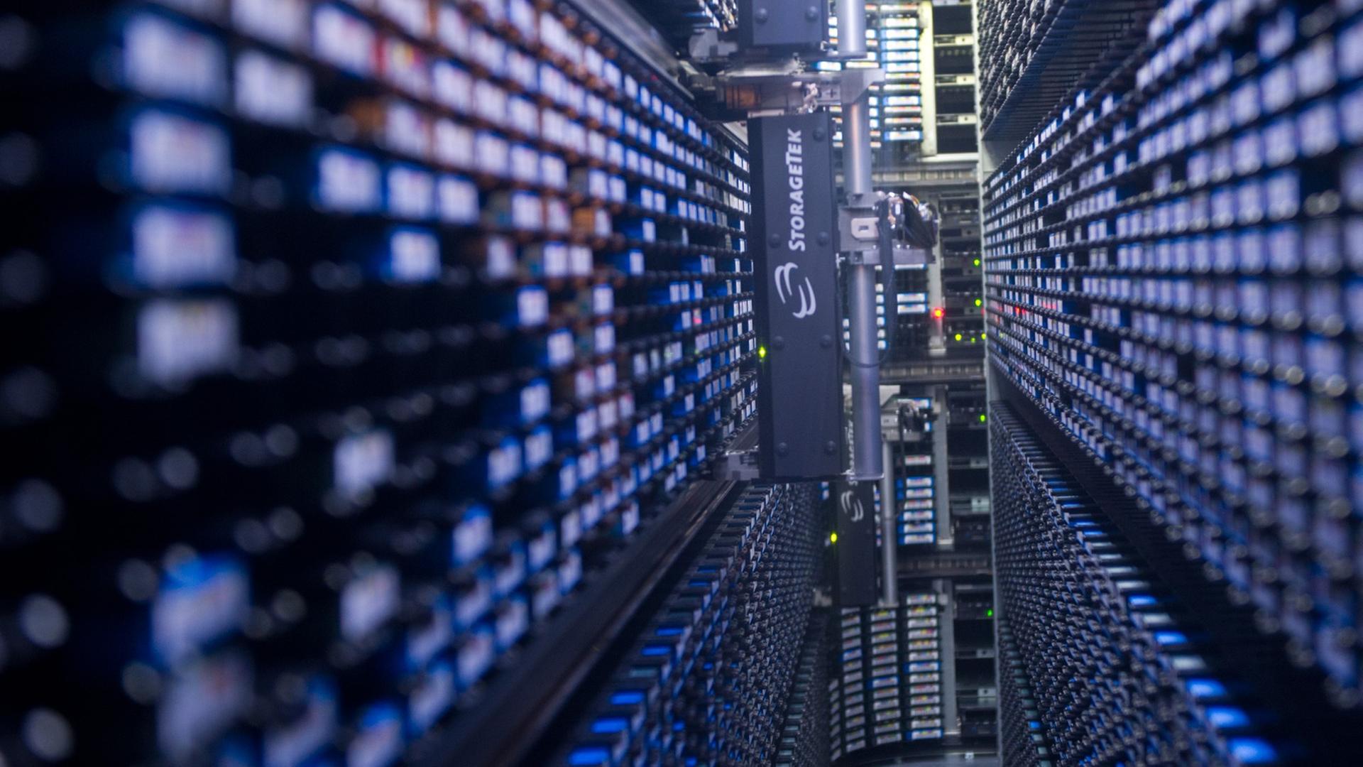 Die Infrastruktur moderner Gesellschaften ist heute vom Fluss der Datenströme abhängig. Die Infrastruktur moderner Gesellschaften ist heute vom Fluss der Datenströme abhängig.