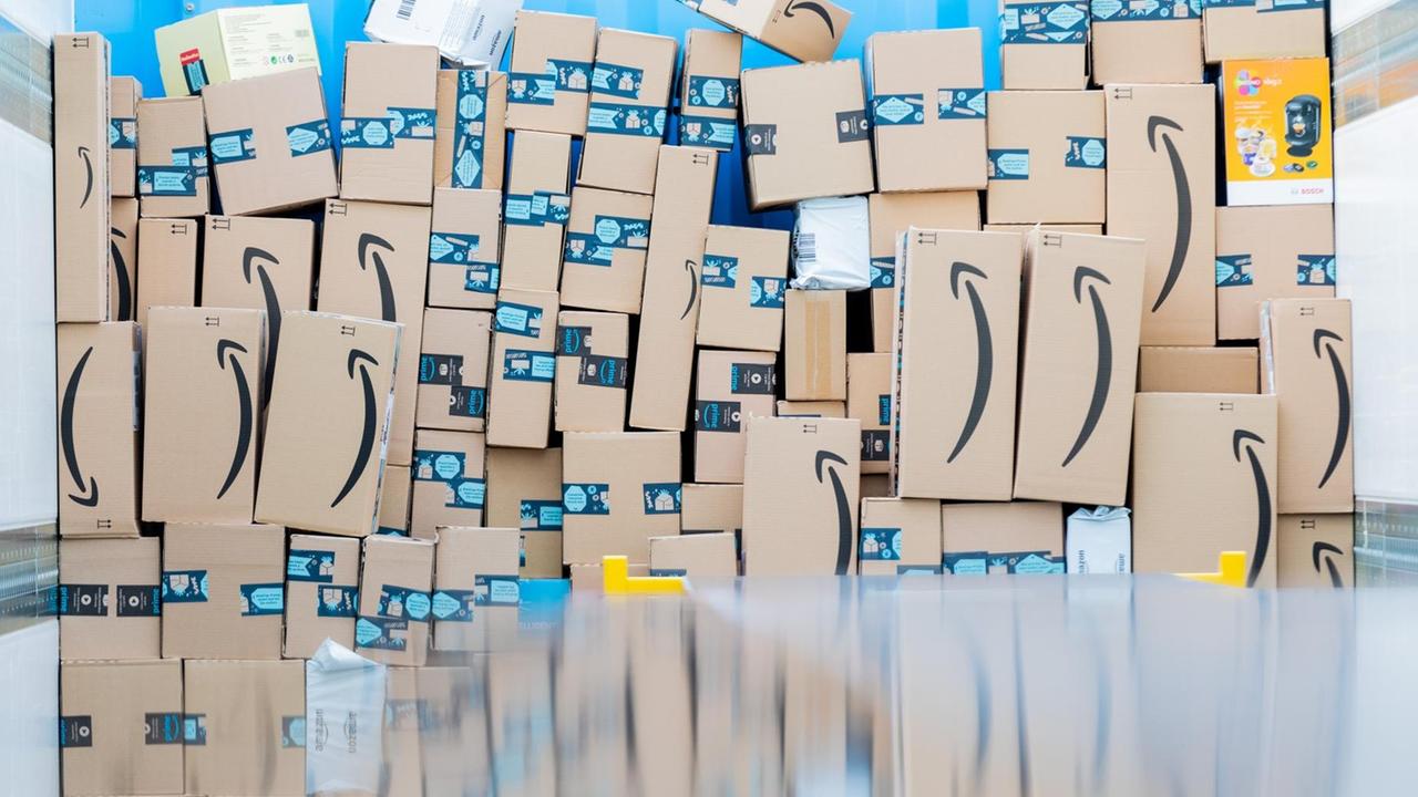 Pakete liegen in einem Logistikzentrum des Versandhändlers Amazon in einem Lkw