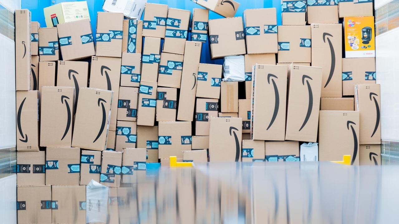 Pakete liegen in einem Logistikzentrum des Versandhändlers Amazon in einem Lkw Pakete liegen in einem Logistikzentrum des Versandhändlers Amazon in einem Lkw